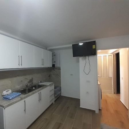 Lovely 1-Bedroom Apartment In Саранда Экстерьер фото